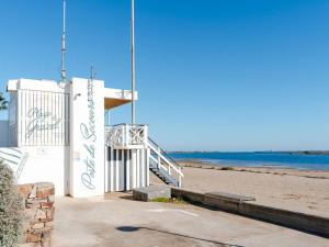 budynek na plaży z oceanem w tle w obiekcie Appartement lumineux à Gruissan, 2 chambres, proche plage, parking sécurisé, mini-box WIFI, non-fumeur - FR-1-409A-15 w mieście Gruissan +5 zdjęć