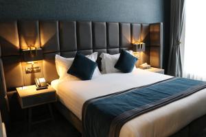 Voodi või voodid majutusasutuse Iveagh Garden Hotel toas