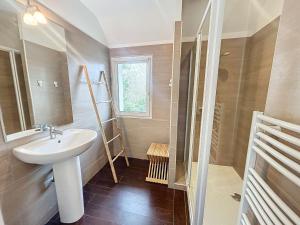 a bathroom with a sink and a mirror at Grande maison près plage Carolles, 5 chambres, jardin, parking, wifi gratuit – 10 pers. - FR-1-361-537 in Carolles +27 photos