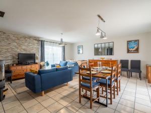 a living room with a couch and a dining room at Maison familiale climatisée à Biscarrosse - 6 pers, proche centre & pistes cyclables - FR-1-319-546 in Biscarrosse