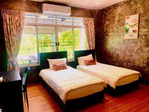 Postel nebo postele na pokoji v ubytování Na Khwae Villa Riverside
