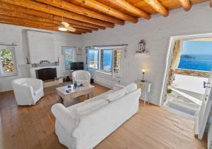 Posezení v ubytování "GOLDEN SUNSET VILLA" 3-BDR, Breathtaking Views