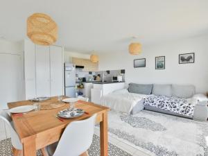 un soggiorno con un tavolo e un divano di Appartement spacieux avec piscine, balcon, parking et wifi à Publier - FR-1-498-99 a Publier