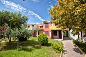 dom z ogrodem z drzewami i ścieżką w obiekcie Anfiteatro di Ottiolu w mieście Porto Ottiolu
