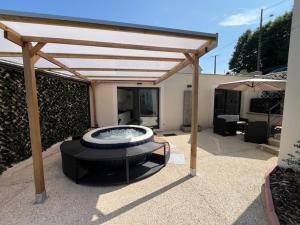 a pavilion with a hot tub in a patio at Appartement indépendant avec jacuzzi et terrasse privative, sans vis-à-vis à proximité immédiate de la gare in Viarmes