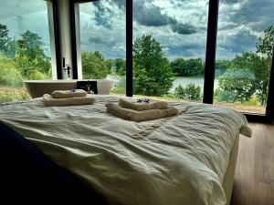 Postel nebo postele na pokoji v ubytování DOBRE 23j - Dom nad jeziorem, z basenem i linią brzegową + 27 fotografií