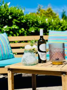 una bottiglia di vino seduta su un tavolo di legno di Haus Rose a Ribnitz-Damgarten