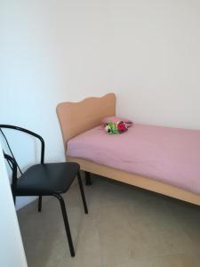 ein Bett und ein Stuhl in einem Zimmer in der Unterkunft Manduria Quality point Stays in Manduria