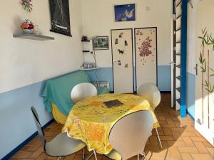 Khu vực ghế ngồi tại Maison de vacances avec piscine chauffée à 800m de la plage - FR-1-231-315