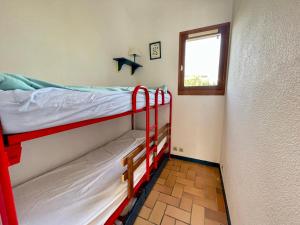 Giường trong phòng chung tại Maison de vacances avec piscine chauffée à 800m de la plage - FR-1-231-315 +9 ảnh