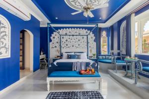 una camera blu con un letto e pareti blu di SaffronStays Rang Havelii - Luxurious Premium Rajasthani art-themed stay with City Palace views a Udaipur Altre 28 foto