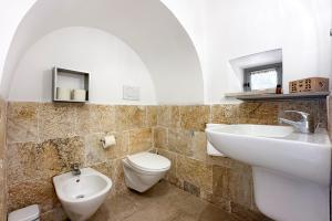 Koupelna v ubytování Trullo Porta Antica + 37 fotografií