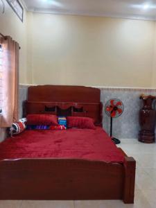 Postel nebo postele na pokoji v ubytování បន្ទប់ស្នាក់យក្ខឡោម
