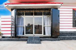 プリーにあるCollection O Puri Sea Beach Shri Jagannath Homestayの窓付きの家の玄関