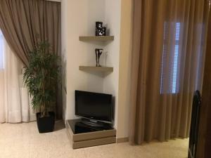 Un televisor de pantalla plana en una sala de estar. en Romance d'été, en Hammam Sousse