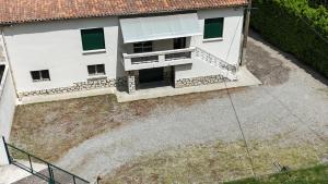 an overhead view of a white building with green windows at Parenthèse à la Maison de Gilda in Eygalières