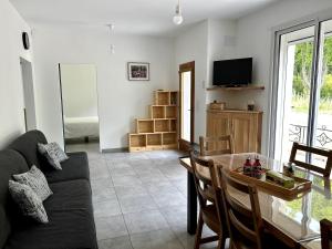 a living room with a couch and a table at Parenthèse à la Maison de Gilda in Eygalières