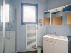 a bathroom with a sink and a shower at Maison 5 pers, proche plage, surf, bateau & jardin – Biscarrosse - FR-1-319-552 in Biscarrosse +28 photos