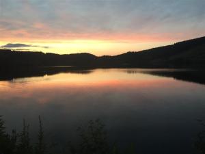 a view of a lake at sunset at Studio 26m² au centre de La Bourboule avec WIFI, proche des Thermes - FR-1-415-157 in La Bourboule