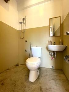 ein Badezimmer mit Toilette und Waschbecken in der Unterkunft Chill Out Hostel in Boracay