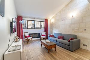 a living room with a couch and a table at Superbe Duplex en Hypercentre avec Rooftop et Climatisation in Bordeaux