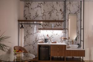 Cucina o angolo cottura di King Jason Paphos - Designed for Adults by Louis Hotels