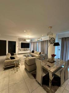 Μια τηλεόραση ή/και κέντρο ψυχαγωγίας στο 2 Bed Flat - Sleeps 4 - Parking - Wifi