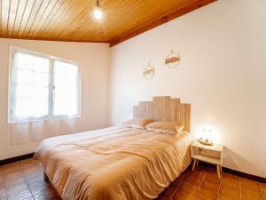 a bedroom with a large bed and a window at Maison 6 pers à Vielle-Saint-Girons - Jardin et parking - FR-1-50-186 in Vielle-Saint-Girons