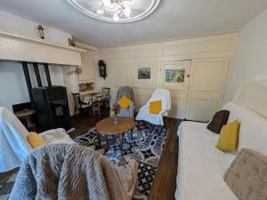 un salon avec un canapé et une table dans l'établissement Gîtes de caractère avec jardins au cœur de la nature, idéal pour familles et amis - FR-1-583-505, à Montigny-les Cherlieux