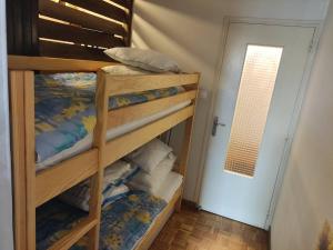 Postel nebo postele na pokoji v ubytování Studio confortable au pied des pistes avec terrasse - FR-1-804-55 + 2 fotografie