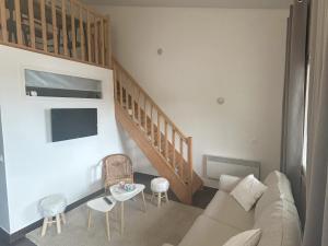 TV a/nebo společenská místnost v ubytování Duplex cosy 8 pers. aux pieds des pistes, garage, wifi, 2 ch. + mezzanine - FR-1-814-130