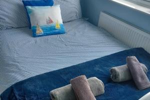 a bed with two stuffed animals on it at Sands Lane Retreat - Cozy Bungalow in Hunmanby in Filey