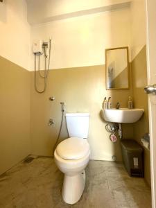 ein Badezimmer mit Toilette und Waschbecken in der Unterkunft Chill Out Hostel in Boracay + 37 Fotos