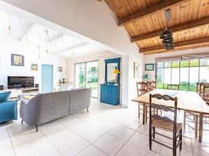 a living room with a couch and a table at Maison spacieuse près de la plage pour 10 personnes - FR-1-835-2 in La Couarde-sur-Mer