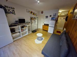 Kuchyň nebo kuchyňský kout v ubytování Studio rénové au cœur de Super Besse, pour 4 personnes - FR-1-814-141