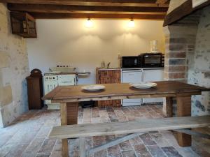 una cucina con tavolo in legno e panca di Maison d'hôtes familiale près de La Flèche, animaux acceptés - FR-1-410-476 a Cré-sur-Loir Altre 23 foto