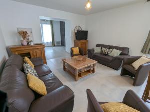 a living room with couches and a coffee table at Charmant Gîte Familial près d'Orléans avec Jardin - FR-1-590-576 