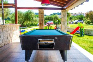 Biliár nebo kulečník v ubytování Alkion Hotel
