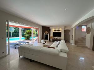 フレジュスにあるSuperbe villa avec piscine privée à Fréjus - FR-1-466A-56の広いリビングルーム(白いソファ、テレビ付)