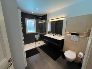 フレジュスにあるSuperbe villa avec piscine privée à Fréjus - FR-1-466A-56のトイレ、洗面台、シャワー付きのバスルーム +10枚の写真