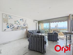ein Wohnzimmer mit Sofas und einem großen Fenster in der Unterkunft Studio moderne avec terrasse, climatisé, WIFI, 2 couchages à Menton - FR-1-647-50 in Menton + 9 Fotos