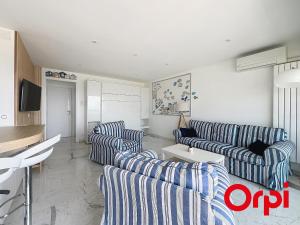 ein Wohnzimmer mit zwei blau-weiß gestreiften Sofas in der Unterkunft Studio moderne avec terrasse, climatisé, WIFI, 2 couchages à Menton - FR-1-647-50 in Menton