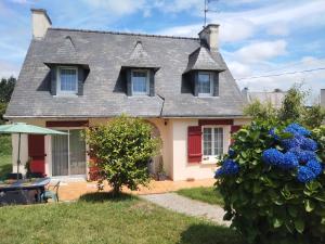 a house with blue flowers in front of it at Petite chambre dans maison individuelle in Saint-Renan
