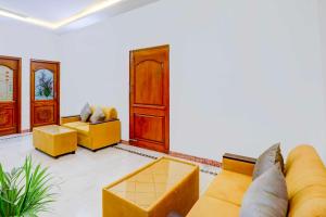 a living room with couches and a table at Collection O Madiwala Lake Park BTM in Bengaluru