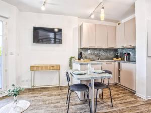 une cuisine avec une table et des chaises dans une pièce dans l'établissement Studio moderne proche plage avec WiFi à Dives-sur-Mer - FR-1-788-84, à Dives-sur-Mer