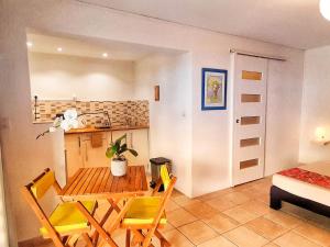 Кухня или мини-кухня в Studio calme pour deux personnes, accès PMR, proche golf et plages - FR-1-786-44
