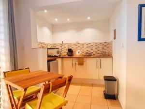 Кухня или мини-кухня в Studio calme pour deux personnes, accès PMR, proche golf et plages - FR-1-786-44
