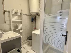 Koupelna v ubytování Charmante maison catalane à Sorède - 4 personnes - FR-1-225-836 + 6 fotografií