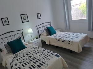ein Schlafzimmer mit zwei Betten und einem Fenster in der Unterkunft Villa Mariola in Playa Blanca + 25 Fotos