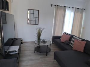 ein Wohnzimmer mit Sofa und Tisch in der Unterkunft Villa Mariola in Playa Blanca